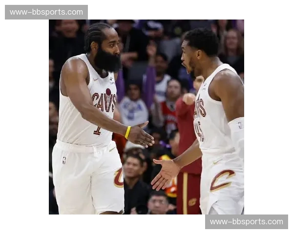 骑士拥有两位顶级持球核心 哈登与米切尔组合进攻火力强劲